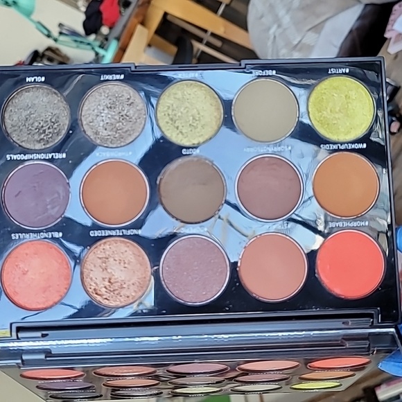 Morphe eyeshadow palette - Picture 2 of 4